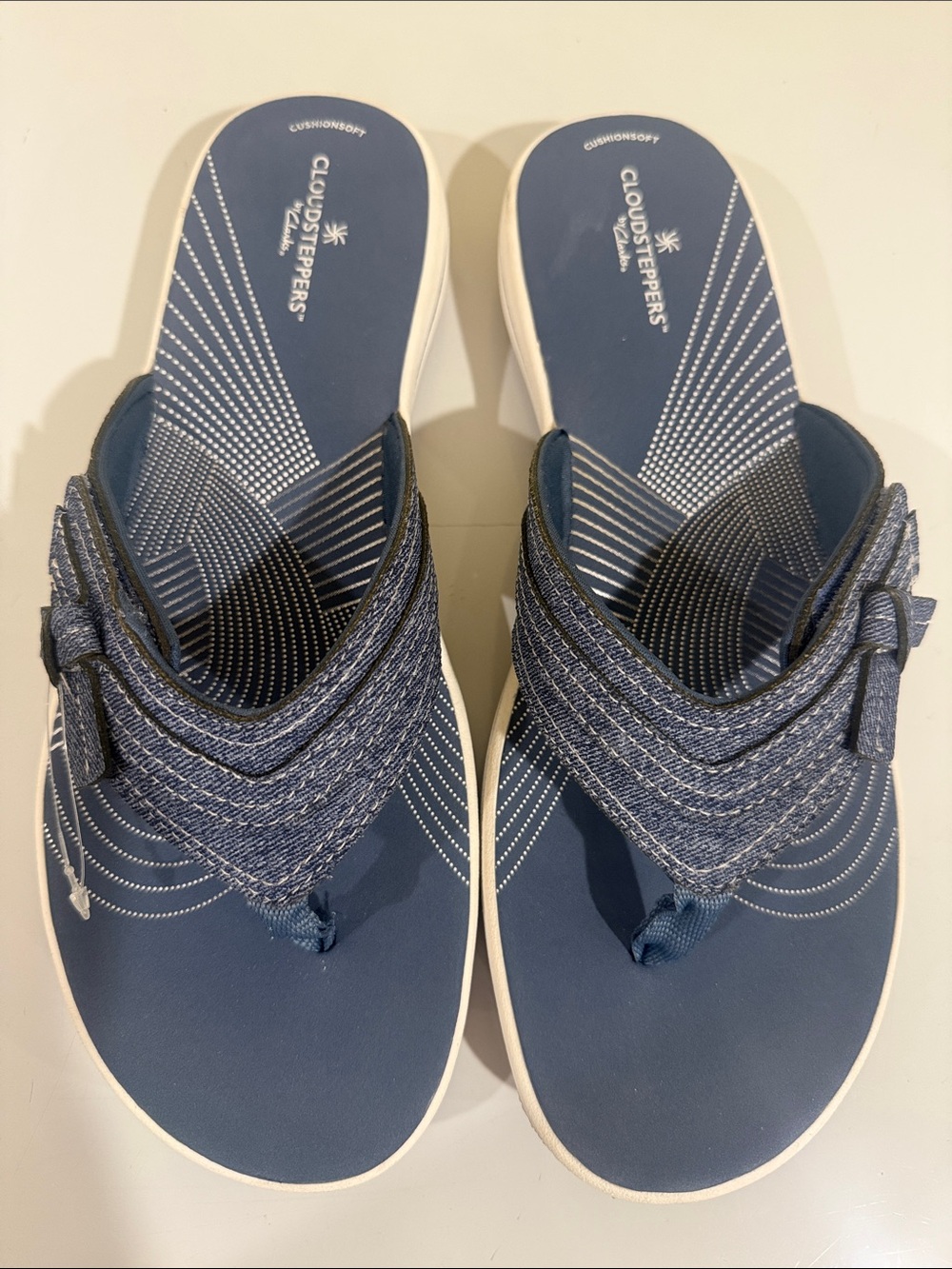Clarks Denim flat Cloud-steppers Thong Sandals with Textured Straps size 12M